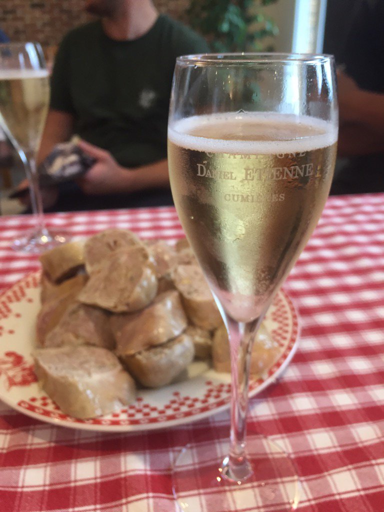EtienneDaniel's tweet photo. Pause casse-croûte ce matin !
#champagne
#charcuteriefrancaise
#andouillette
#cumieres 👌🥂🍾 https://t.co/bqMdB2J3OW