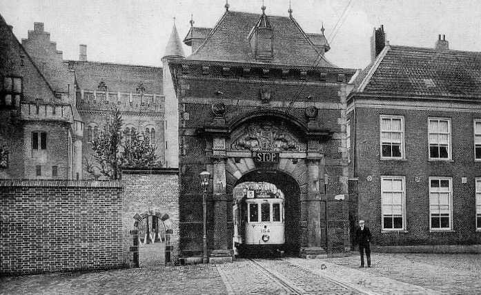 #ThrowbackThursday #tbt Rond 1900 reed er nog een tram over het #Binnenhof! Foto: HTM
