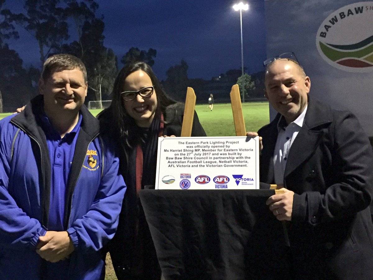 ShingvWorld's tweet photo. Warragul Colts are lit tonight!Eastern Park's brand new lights will make them a footy force to be reckoned with... #gippsnews 💡💡💡🏆🏆🏆 https://t.co/9JNvGikvrD