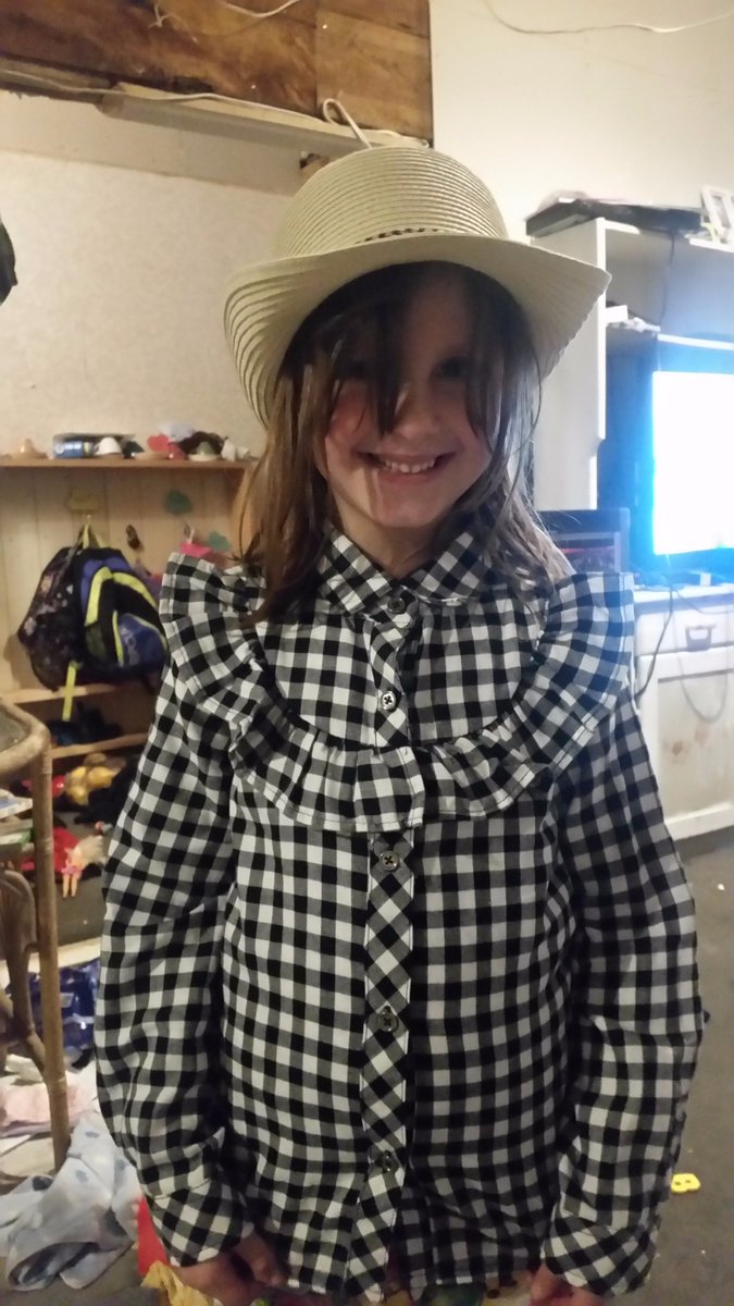 missypayne99's tweet photo. I'd say "My niece thinks you're an icon @alexachung and asked for this shirt for her bday to look like you, can you give her an RT? 7yrs old https://t.co/QLvINB0Fsa