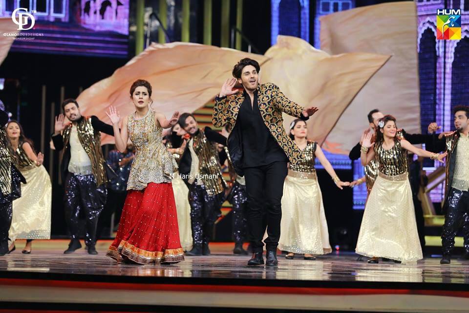 TasneemSadaf's tweet photo. Kubra Khan and Ahsan Khan's performance, All female performers sizzling in Tasneem Sadaf's outfit! 💫
#OfficialDesigner #HumAwards17 #Lahore https://t.co/dMsTWHRolV