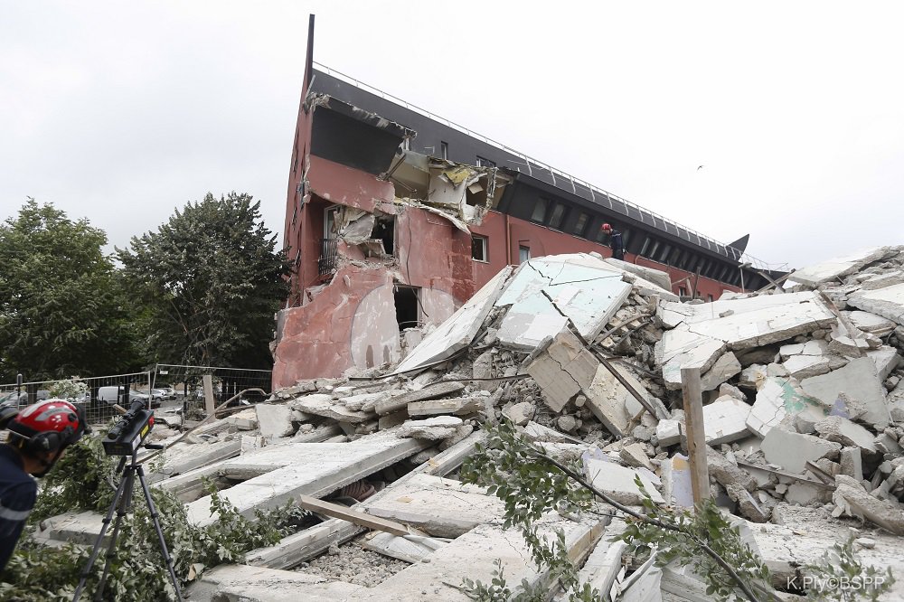 PompiersParis's tweet photo. Un immeuble de 15 étages s'effondre à La Courneuve https://t.co/qAW6rSqHIo Deux blessés dont un dans un état grave. https://t.co/TOAZTXJa2C