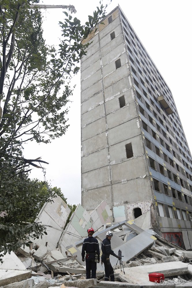 PompiersParis's tweet photo. Un immeuble de 15 étages s'effondre à La Courneuve https://t.co/qAW6rSqHIo Deux blessés dont un dans un état grave. https://t.co/TOAZTXJa2C