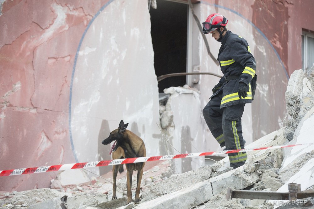 PompiersParis's tweet photo. Un immeuble de 15 étages s'effondre à La Courneuve https://t.co/qAW6rSqHIo Deux blessés dont un dans un état grave. https://t.co/TOAZTXJa2C
