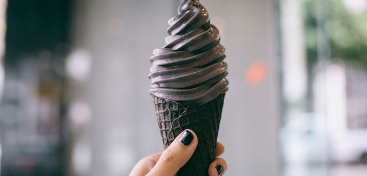 RaiRadio2's tweet photo. #blackicecream #gothicecream ultimo trend in fatto di gelato proveniente dagli Stati Uniti. Alla base carbone attivo! https://t.co/UhJzH8izCG