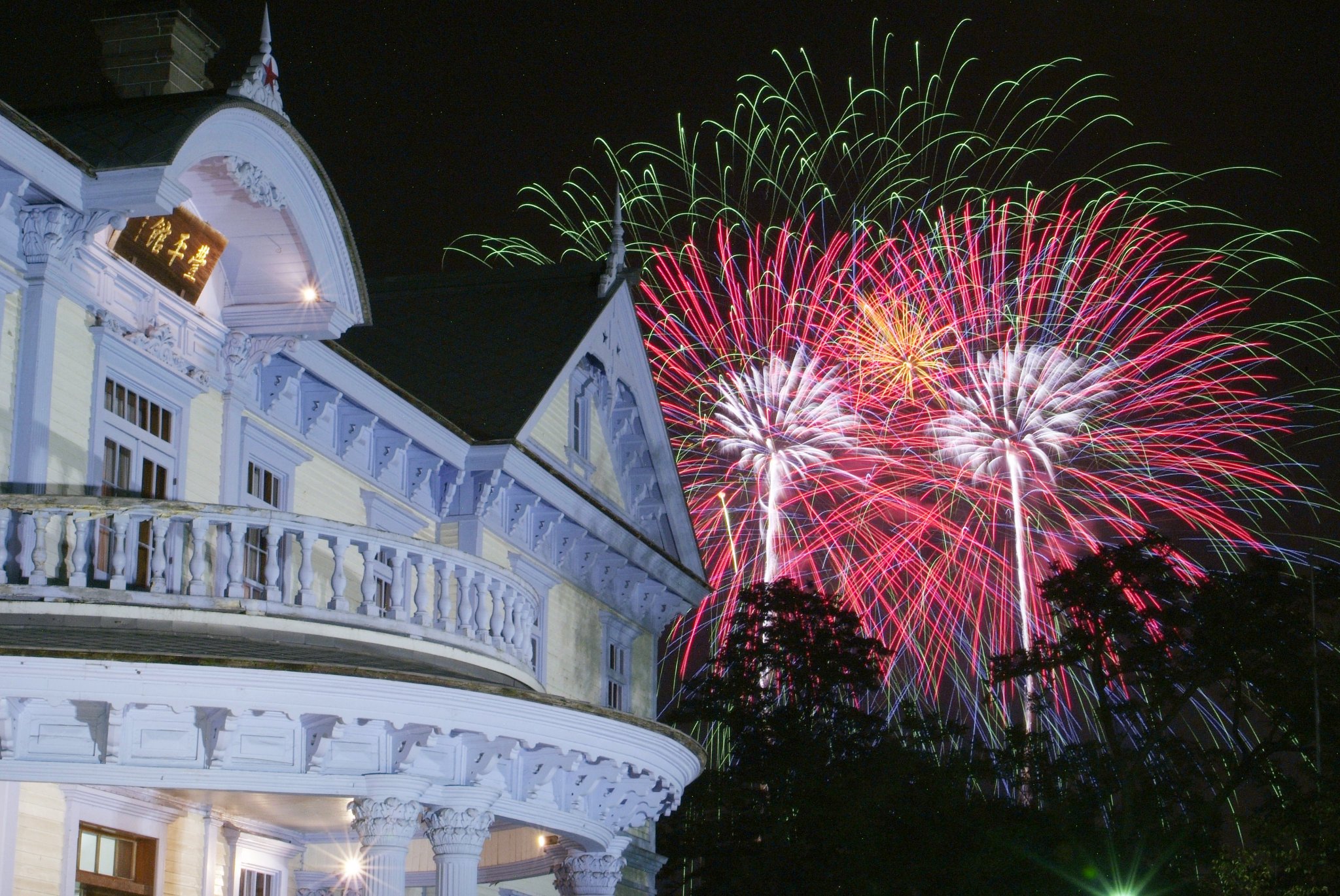札幌市観光 Mice推進部 道新 Uhb花火大会 札幌の夏の風物詩 豊平川河川敷の花火大会 は7 28 金 19 40から 荒天の場合は8 4 金 に延期 約1時間で4000発が打ち上がります 中島公園や藻岩山など穴場スポットから眺める花火も素敵です