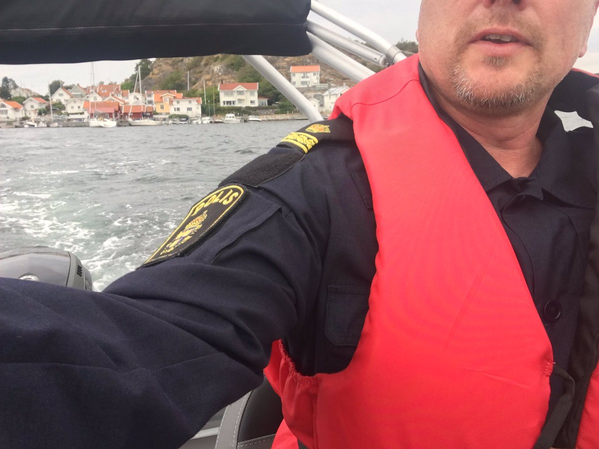 polisen_batsam's tweet photo. Polisen Båtsamverkan på väg till Gullholmen! Ny fin båt men... trångt sitta när man har pistolen på. @HallgrenNiclas den röda är på 😉#sesvi? https://t.co/35bOWljlIM