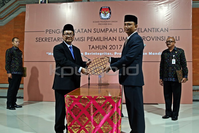 KPU_ID's tweet photo. Sekjen KPU @arifhakim66 Lantik Sekretaris KPU Provinsi Bali https://t.co/ml9K1shEBL @mas_abudiman @masws1533 @robie2u @K_Setyawan https://t.co/FGDnTr70Wa