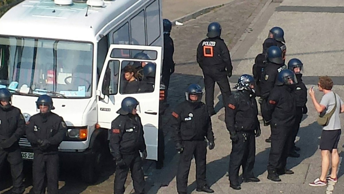 g20_doku's tweet image. Im Fall &quot;Tritte gegen Kopf und Schulter von Demosanitäterin&quot; gibt es eine weitere Augenzeugin #polizeigewalt g20-doku.org/2017/07/07/tri…