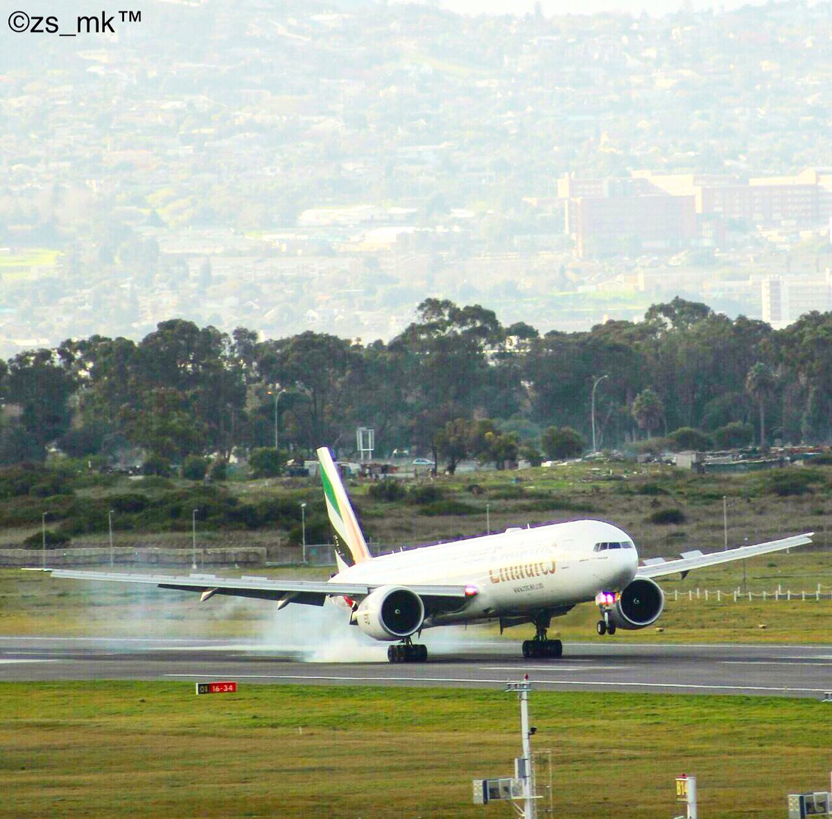 zs_mk's tweet photo. @ATNSSA @capetownint @Airports_ZA Tower View: #emirates #B777-300ER 💨touchdown on 19. #avgeek #travel #lovecapetown #CapeTown #RT https://t.co/W9p8AeUbeg