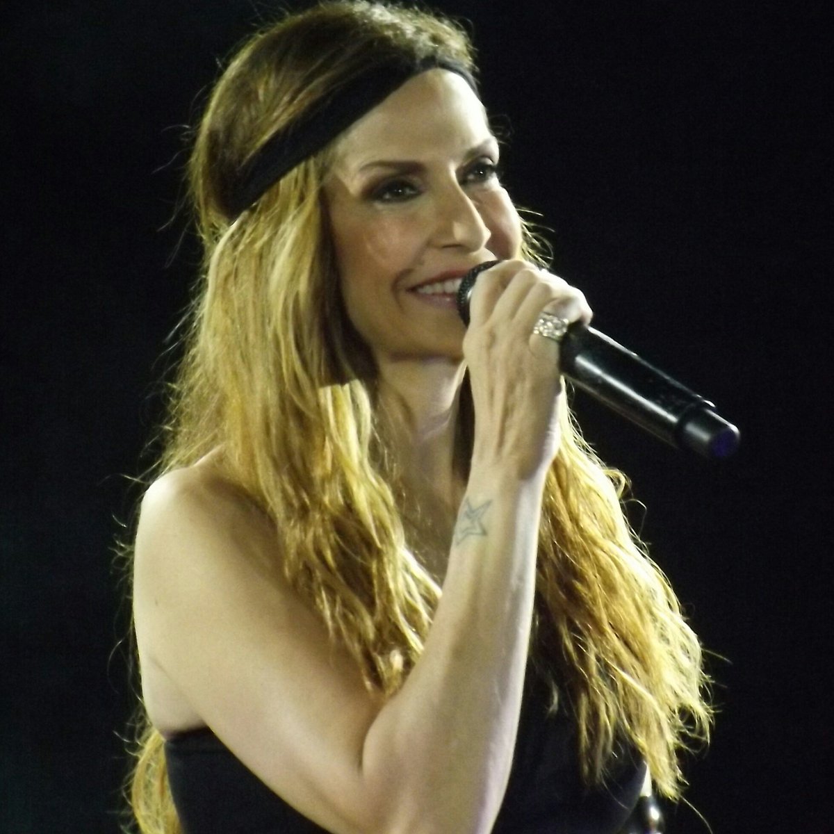 VissiFacts's tweet photo. #OnThisDay το 2013 οι Δαίμονες πάνε Κύπρο με την περιοδεία "Αννα Με Πάθος!", ενώ η συναυλία στο Δημοτικό Κηποθέατρο Λεμεσού είναι sold out! https://t.co/JE0QUPcK3y
