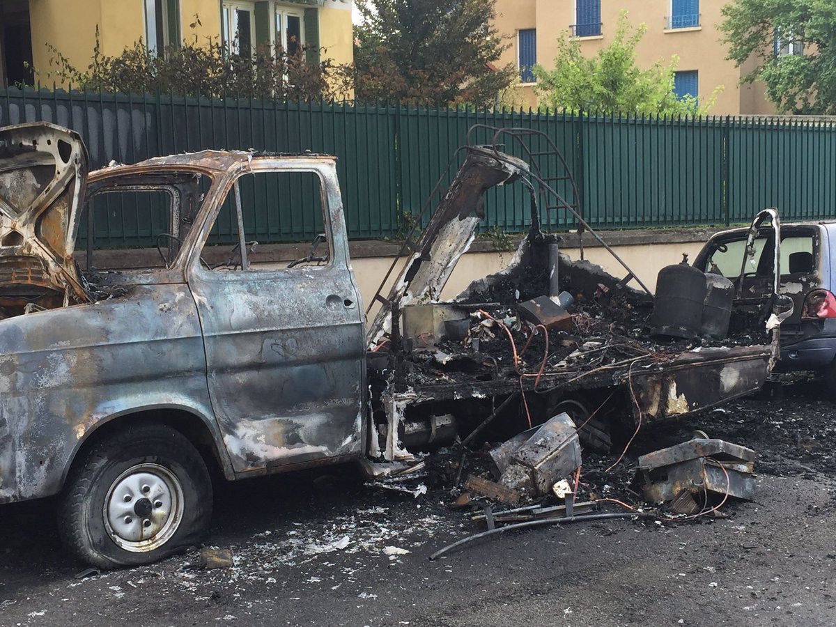 MontchatLyon's tweet photo. #montchat #lyon voiture brûlée avec 2 bouteilles de gaz 😱😱😱 https://t.co/5zyqc31Pqh
