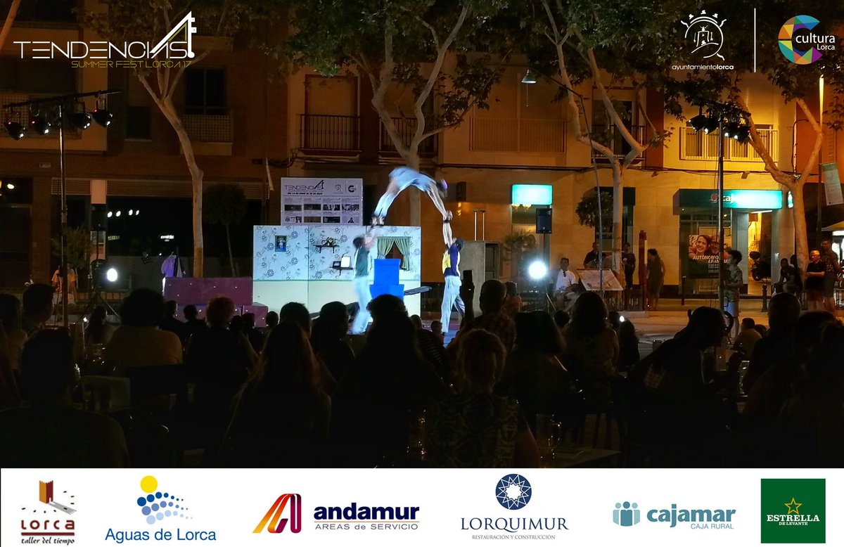 CulturaLorca's tweet photo. 🤸 La divertidísima obra de #Teatro "El Apartamento" nos hizo disfrutar anoche con su humor y acrobacias en la Plaza Calderón #TSFLorca17 https://t.co/XbzS7iyJ6l