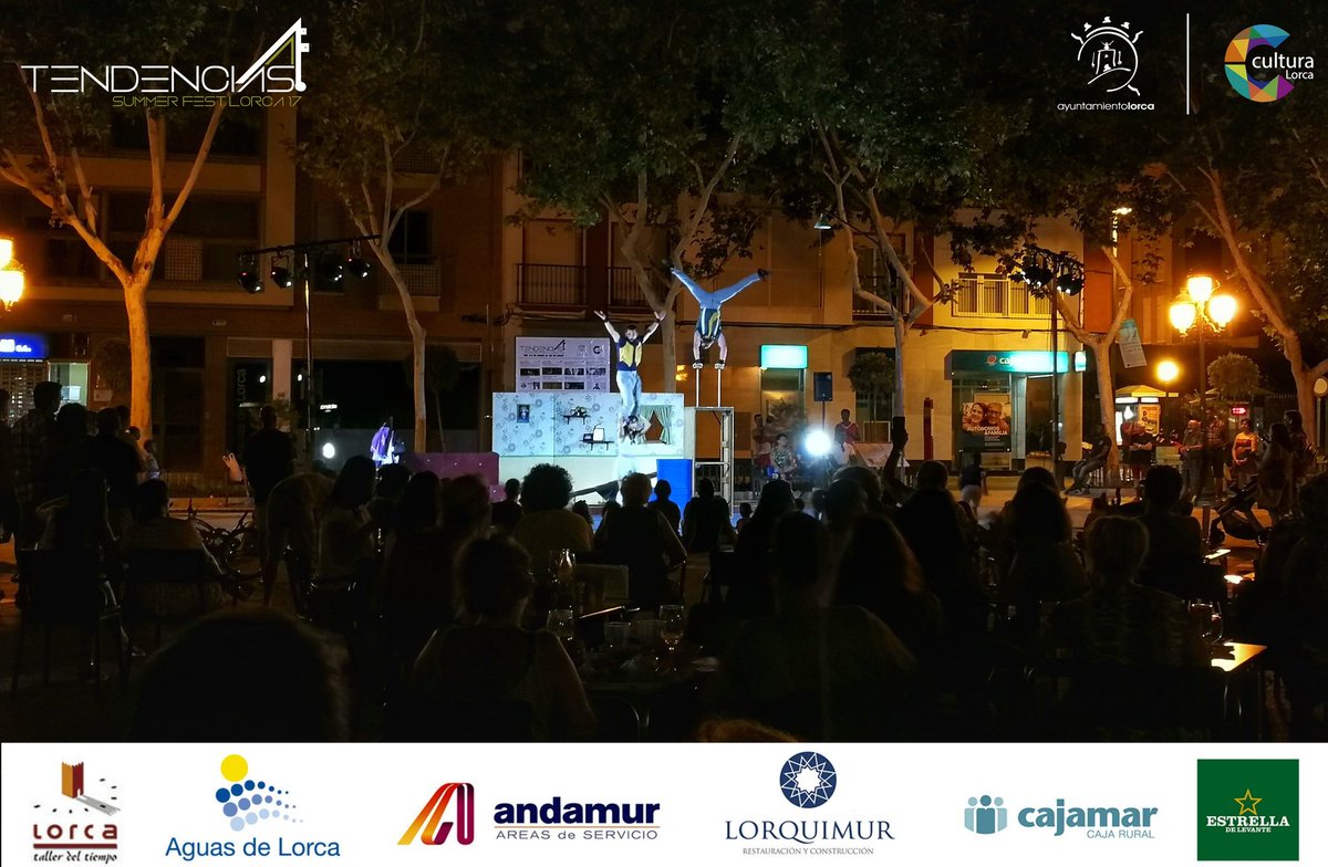 CulturaLorca's tweet photo. 🤸 La divertidísima obra de #Teatro "El Apartamento" nos hizo disfrutar anoche con su humor y acrobacias en la Plaza Calderón #TSFLorca17 https://t.co/XbzS7iyJ6l