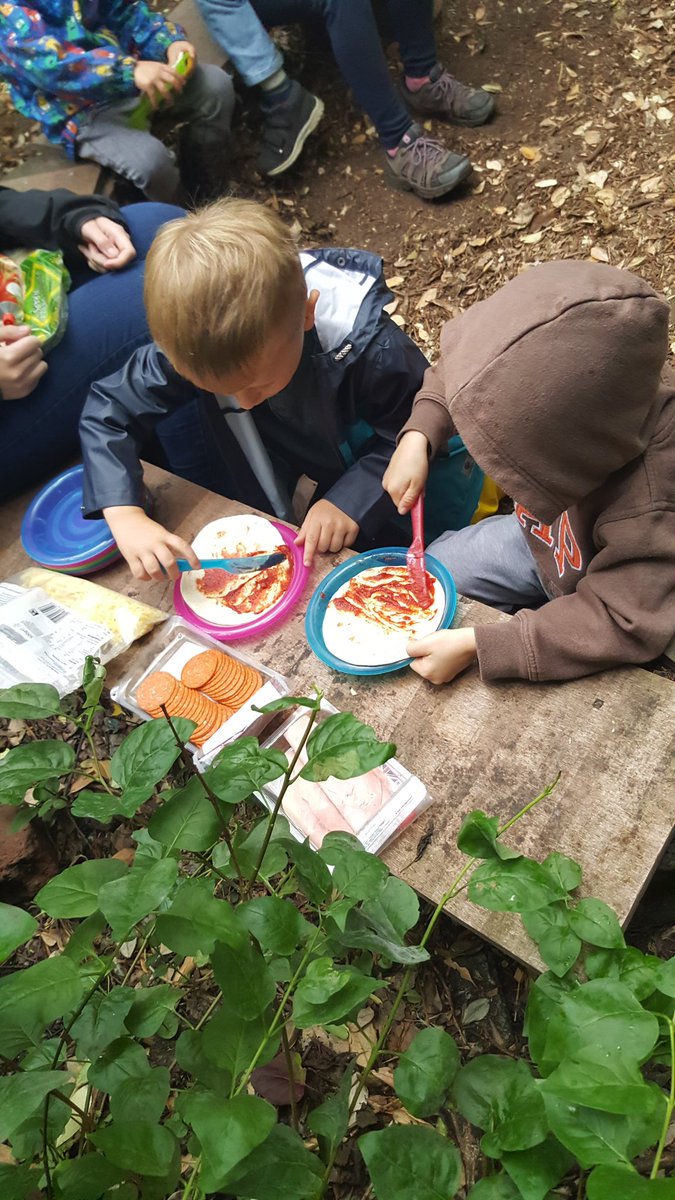 GreenTimeFS's tweet photo. Fire lighting, pizza making, swing building and hanging out! @ursulineprimary https://t.co/HKNWaBN7NP