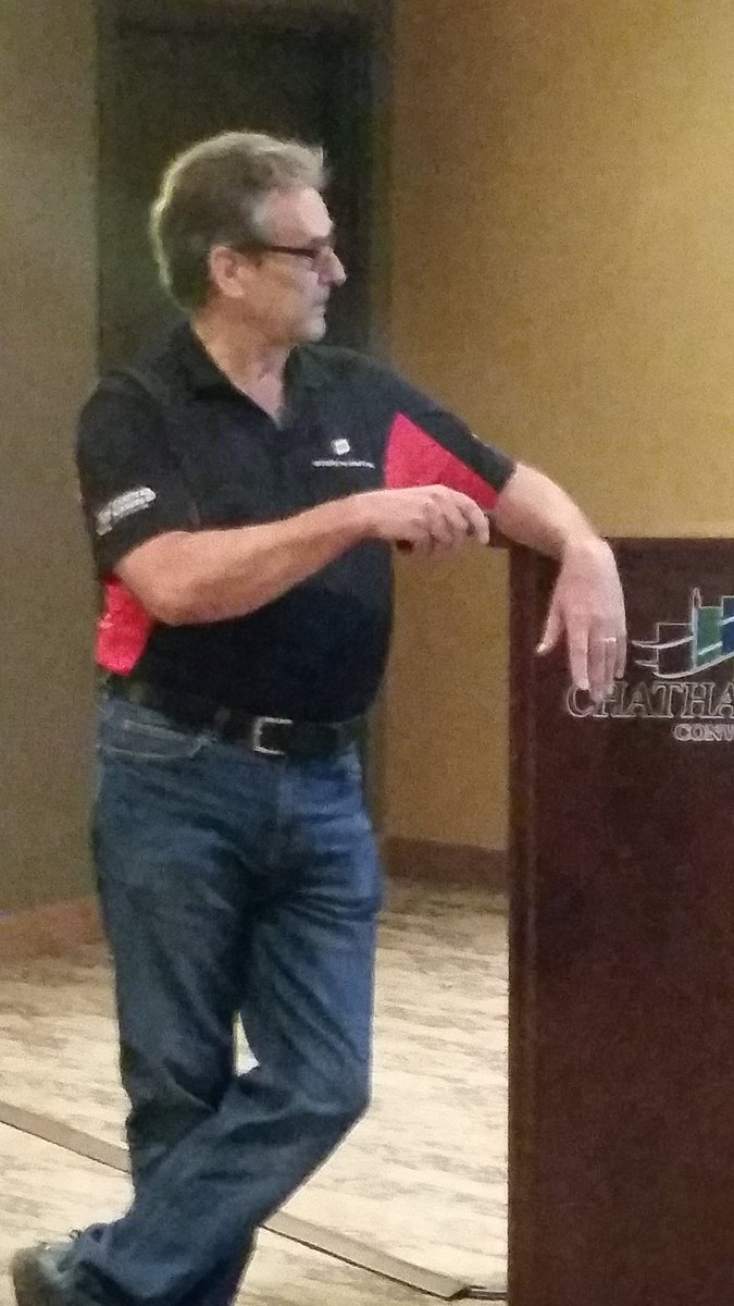 terrystevenson1's tweet photo. Dale Cowan, AGRIS and Wanstead Farmers Co-ops senior agronomist reviewing 4R Stewardship in Chatham with tour group. #4Rtour https://t.co/vXou5wgImM