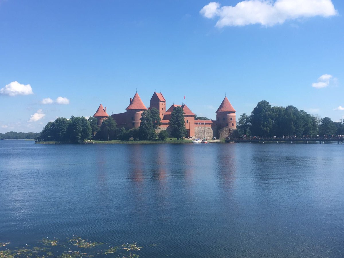 rowingcanada's tweet photo. Looking better in Trakai! Sun comes out for training at #WRJChamps ☀️🚣‍♀️🏰 https://t.co/NSjfo1KnHY