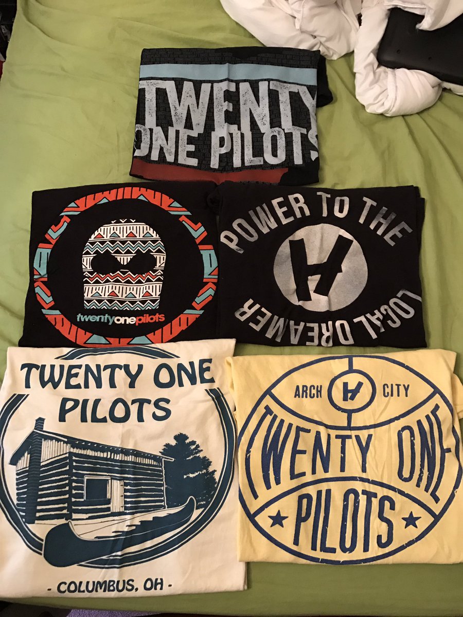 livgelder's tweet photo. Cleaned out my closet at my parents house and found physical evidence of the 3 years I devoted to @twentyonepilots in hs. #cliquelife #rip https://t.co/eCpDrWocw5
