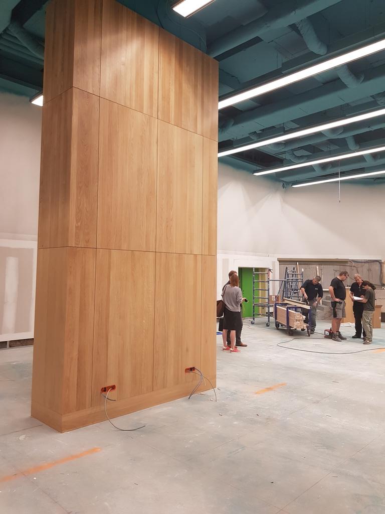 wouterommeslag's tweet photo. Full house vandaag op de werf. Nieuwe kolombekleding in hout #odiseefm https://t.co/AiwIA0G0te