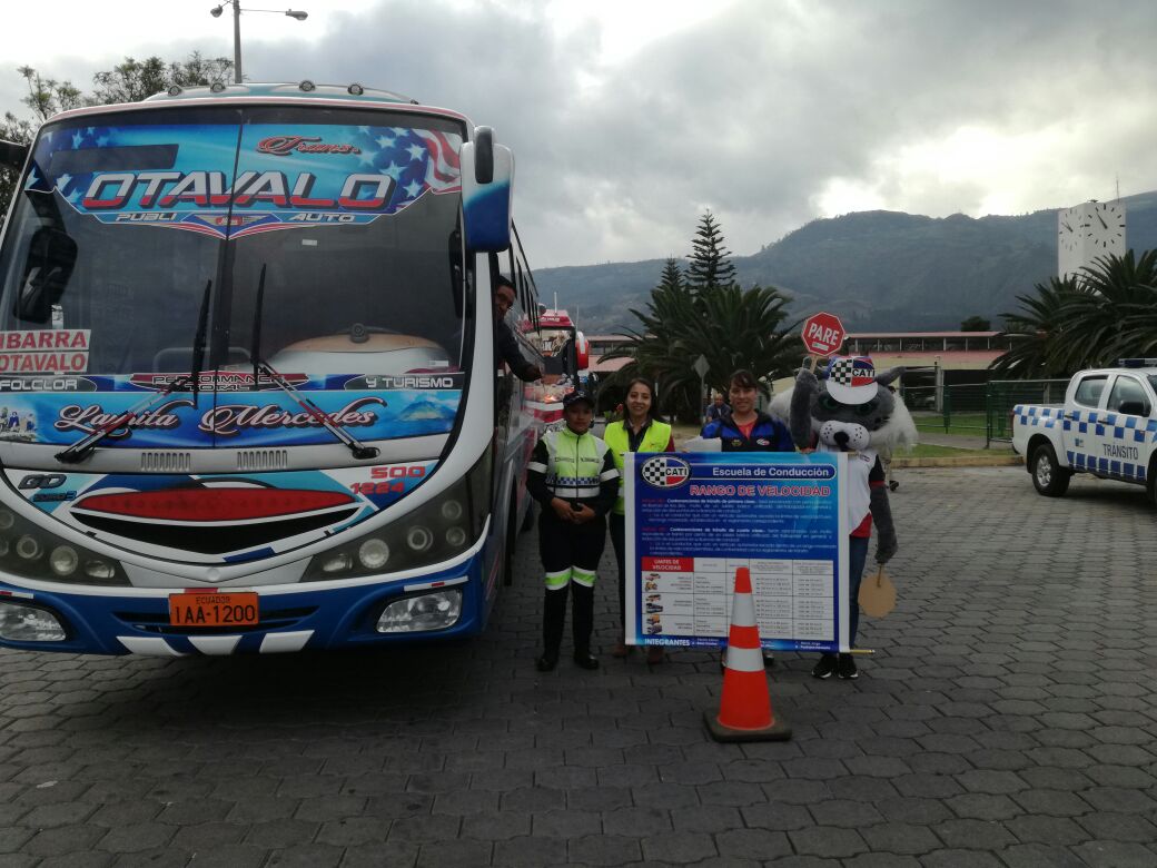 Andres_Salas87's tweet photo. La #SeguridadVial es tarea de todos, hoy en el #TerminalTerrestre de #Ibarra llevamos mensaje de concienciación para seguridad de pasajeros https://t.co/aZ13CqTdAv