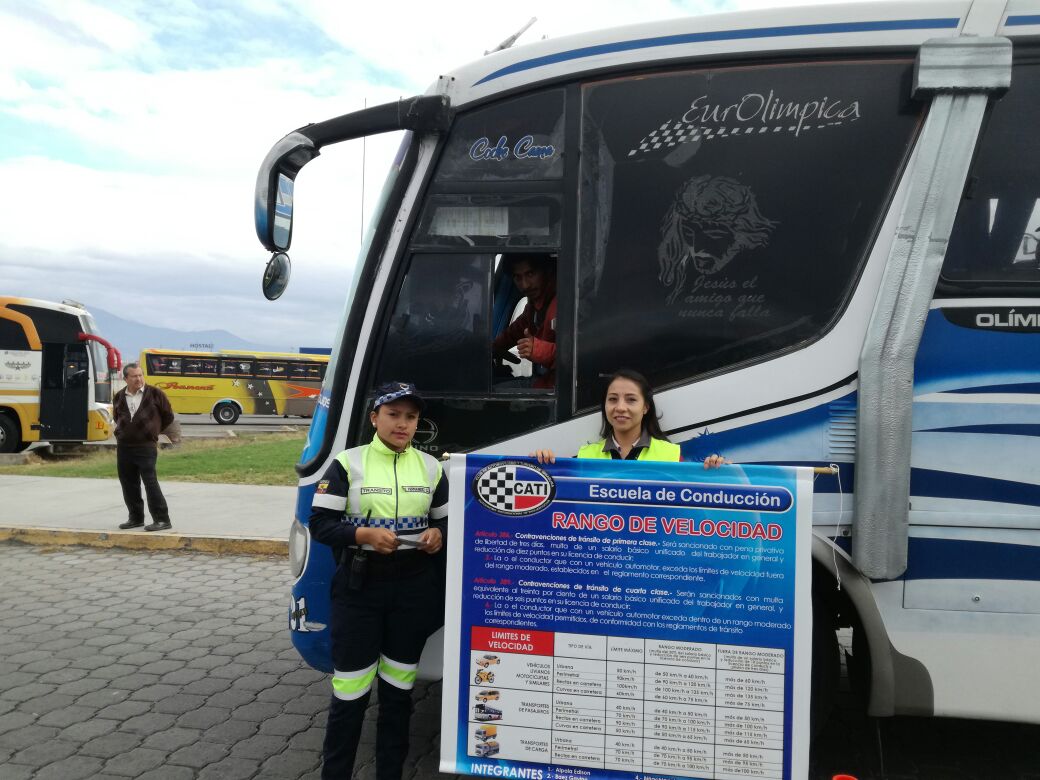 Andres_Salas87's tweet photo. La #SeguridadVial es tarea de todos, hoy en el #TerminalTerrestre de #Ibarra llevamos mensaje de concienciación para seguridad de pasajeros https://t.co/aZ13CqTdAv