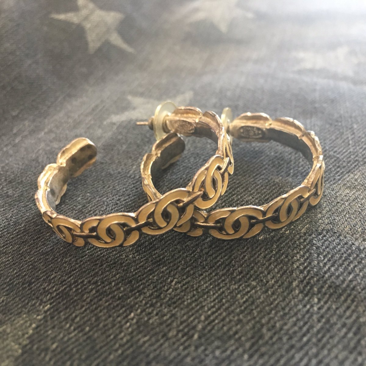 ArchLabelAgency's tweet photo. On top of these #currentelliot #star jeans (£40) sits this pair of #Chanel hoop earrings, here @ArchLabelAgency for £90! #tbt 🖤 https://t.co/S2gqKHa6nC