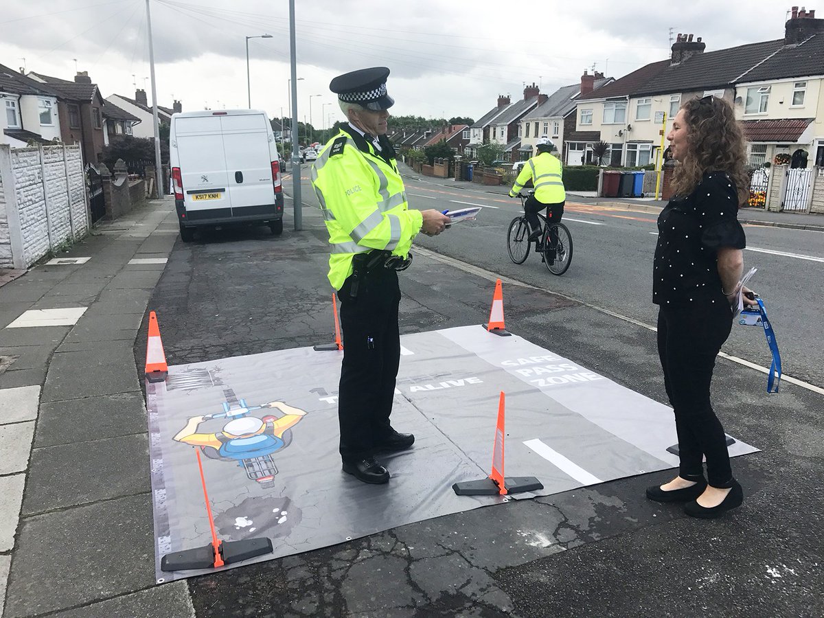 KnowsleyCouncil's tweet photo. Our Road Safety team &amp; @MerseyPolice out today advising motorists like Joanne Morley about driving safely around cyclists #OperationSafePass https://t.co/Mf2JgPhH6A