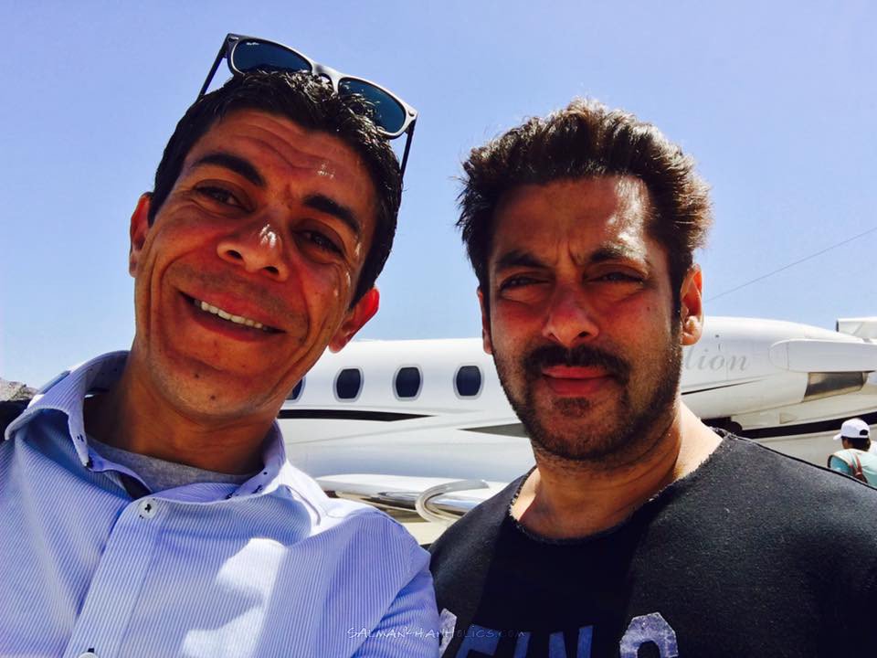 SalluLicious's tweet photo. ★TIGER On The Run.. #SalmanKhan w/Crew Mr.Araissi at #Essaouira Airport on way to #AbuDhabi (July 27) https://t.co/UDGm8UGtke
#TigerZindaHai https://t.co/zO7gh3H9aD