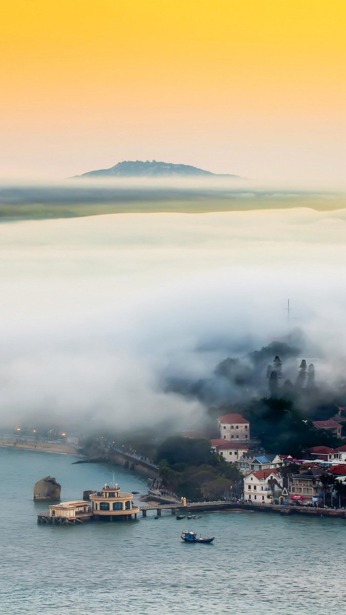TourankApp's tweet photo. Covered by heavy frog, Gulangyu looks like the view in paintings under twilight. #Frog #Chinatravel #Asiatravel https://t.co/FiqQcOqYX1