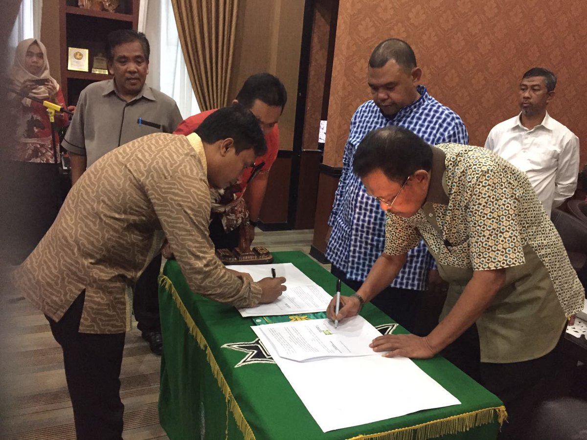 KpuSinjai's tweet photo. Penandatanganan NPHD Ketua KPU Sinjai dengan Bupati Sinjai di Kantor Bupati Sinjai, Tanassang, 27-7-2017 https://t.co/DiH4ynMvhU
