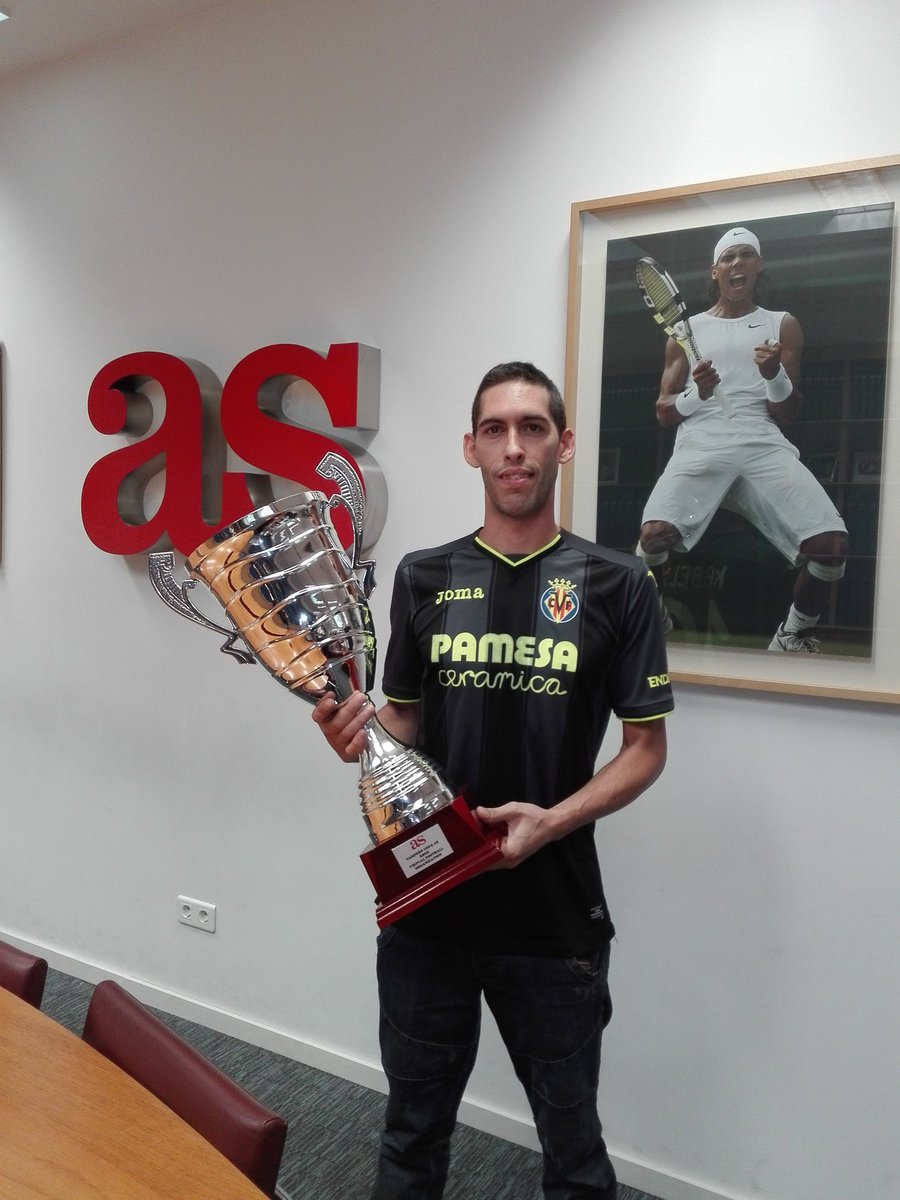 FranxesKabely's tweet photo. Gran dia en la redaccion de @diarioas recibiendo la #CopaAsVfo 
@CVFeSports Campeones!! https://t.co/vAlomMP9Vd