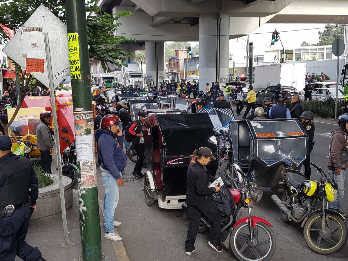 LaSEMOVI's tweet photo. Semovi en coordinación con @inveacdmx y @SSP_CDMX retira de circulación mototaxis, por no estar autorizados para prestar servicio de TP https://t.co/rfS3luARjX