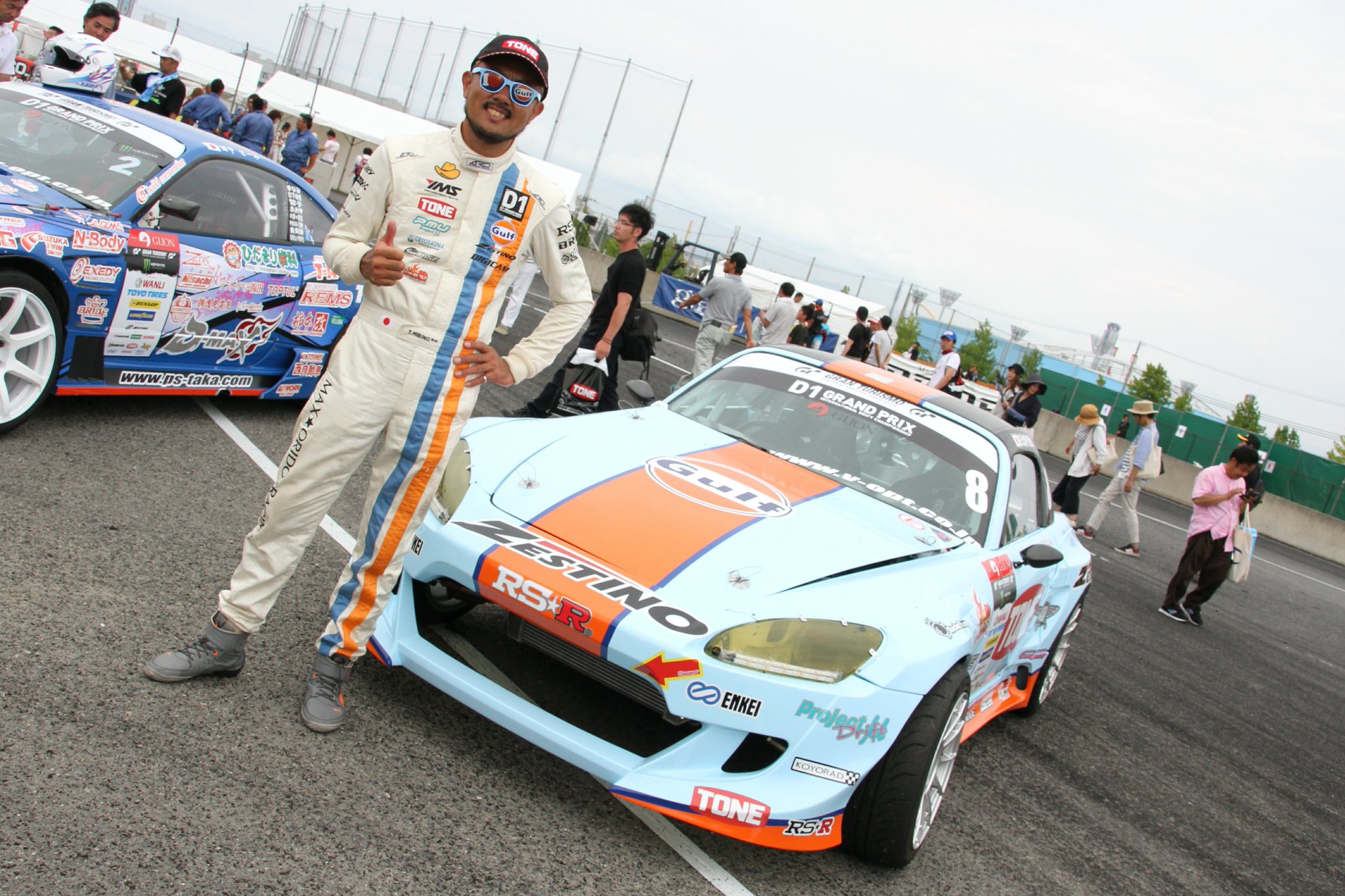 ゆーたgvb モナー軍の長 D1gp Rd 4 Glion Osaka Drift 8 Gulf Racing Zestino Tire 日比野 哲也選手 とにかくサービス精神旺盛 そして ダイナミックな飛び込みと角度のあるドリフトには目を奪われます D1 D1gp S00 Gulf T Co V05w7camqw