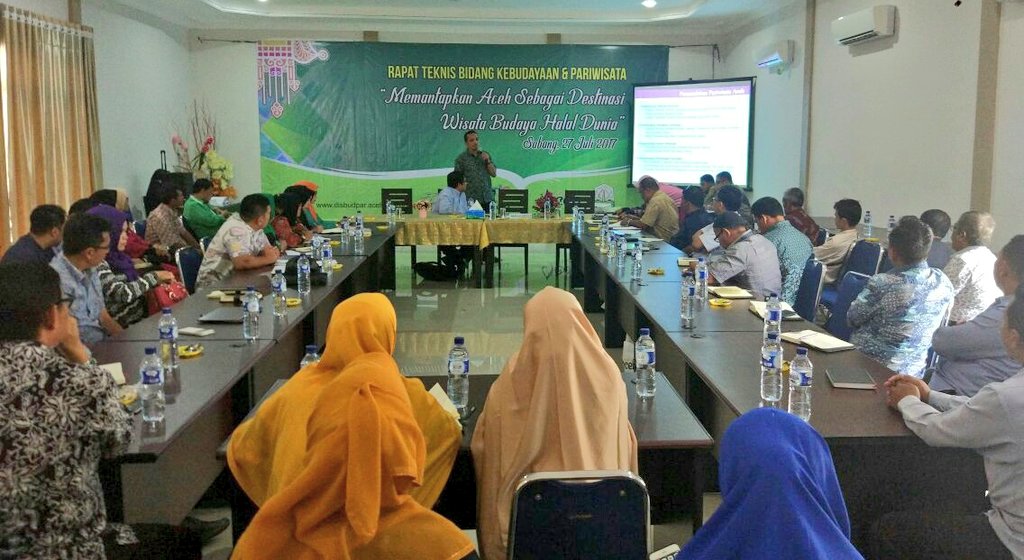 aceh_disbudpar's tweet photo. @Kemenpar_RI @indtravel @acetourism @humasaceh @ayo_jalan2 @ceritadestinasi @budayasaya @infobudaya @Rahmadhani1111 @ilovesabang Pemaparan oleh Kadisbudpar Aceh tentang 4 Pilar membangun Pariwisata 
- Destinasi
- Promosi
- Industri
- Masyarakat 
#TheLightOfAceh https://t.co/yVzSVdF3OG