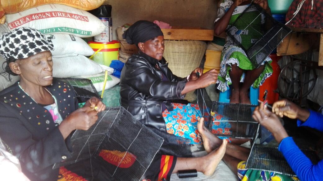 SAPPZambia's tweet photo. Creating market linkages is essential for improving #foodsecurity &amp; income generation. Meet Rufunsa women making solar sun-drying bags. https://t.co/og17F0FnGe