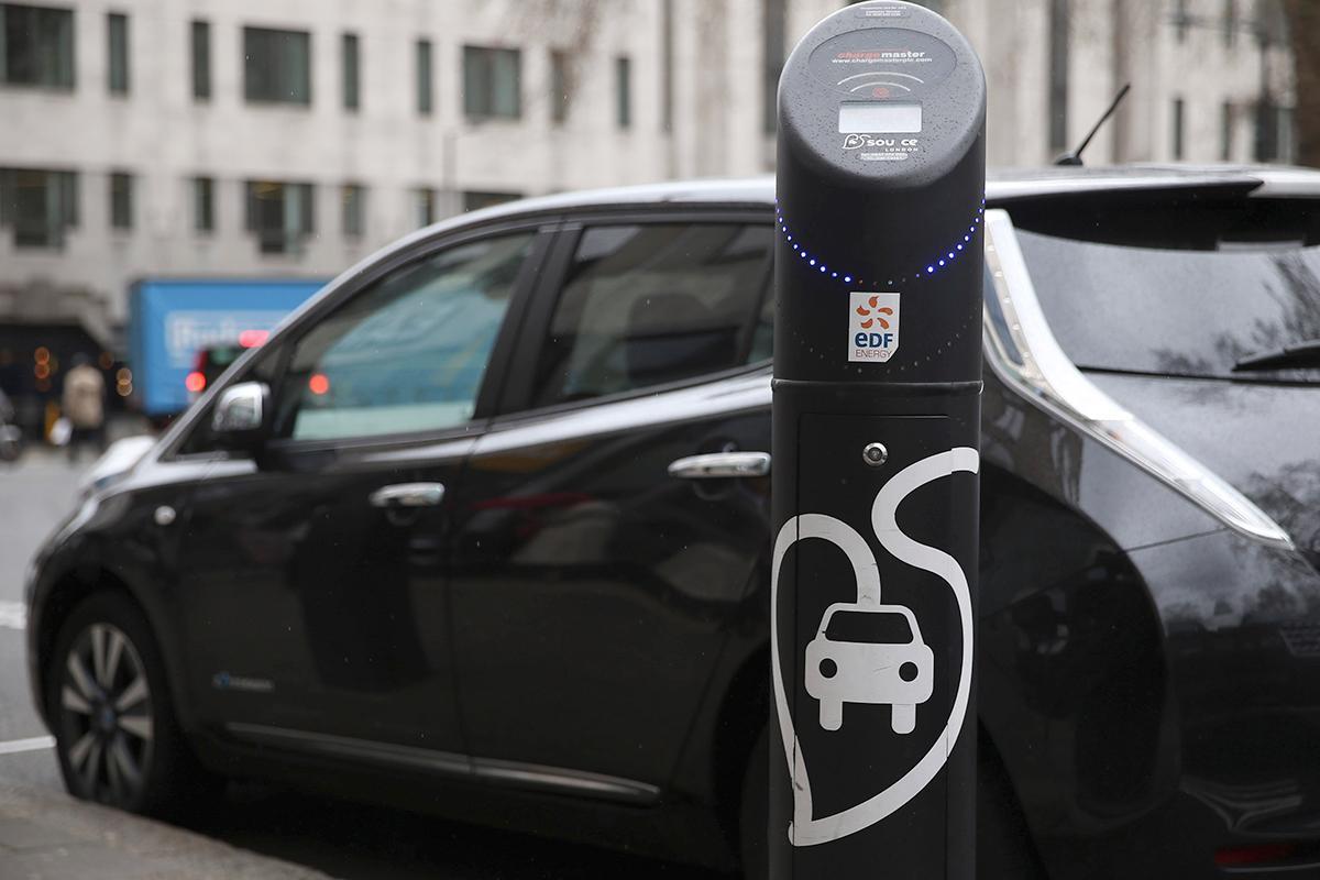 Air pollution is more deadly than obesity, but the UK says it's ok to wait until 2040 to ban petrol and diesel cars bit.ly/2h536EU