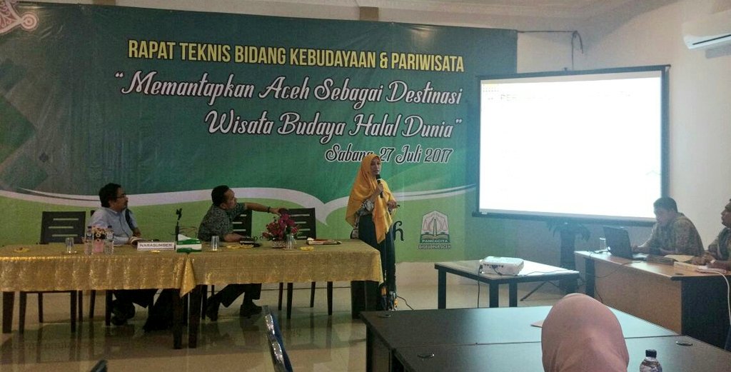 aceh_disbudpar's tweet photo. @Kemenpar_RI @indtravel @acetourism @humasaceh @ayo_jalan2 @ceritadestinasi @budayasaya @infobudaya @Rahmadhani1111 @ilovesabang Presentasi kegiatan yang akan di gelar th 2018 @PKA_VII oleh Ibu Evi dari Bidang Budaya dan Adat Disbudpar Aceh #TheLightOfAceh https://t.co/3I4wJRF4ZE