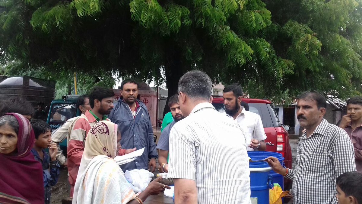 CollectorSRN's tweet photo. #Surendranagar #GujaratFloods
Food distribution to evacuated persons @ Wadhwan. Donor: Zalawad Business Forum https://t.co/2EYqQ4tgVw
