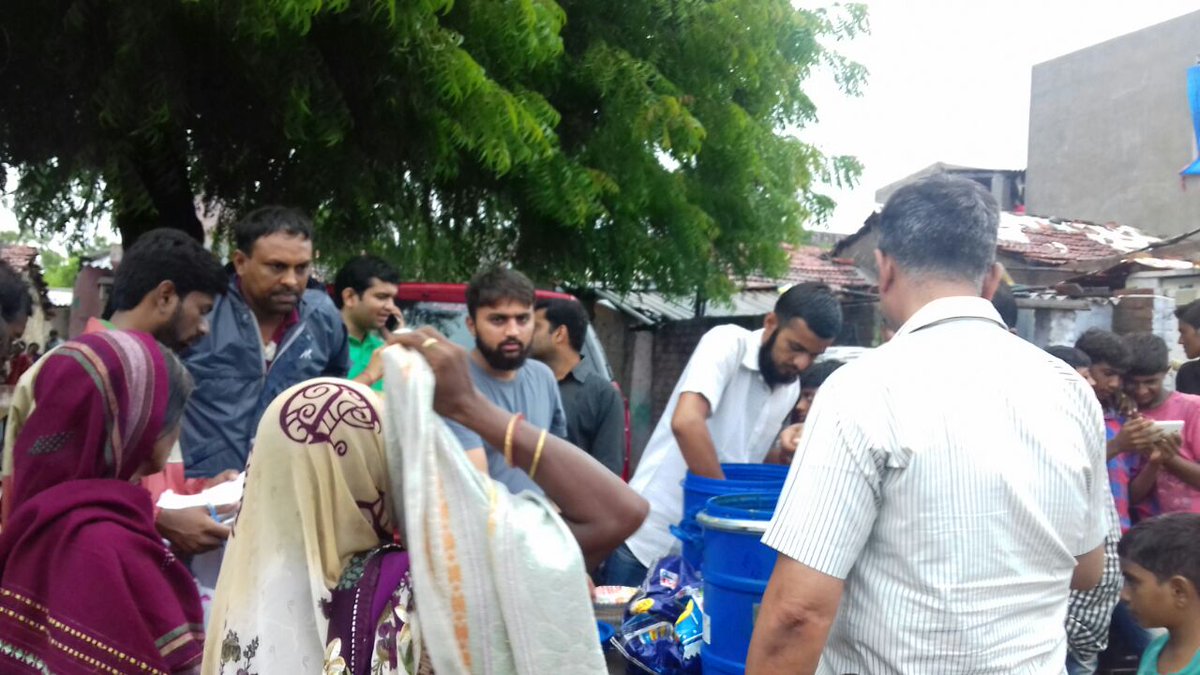 CollectorSRN's tweet photo. #Surendranagar #GujaratFloods
Food distribution to evacuated persons @ Wadhwan. Donor: Zalawad Business Forum https://t.co/2EYqQ4tgVw