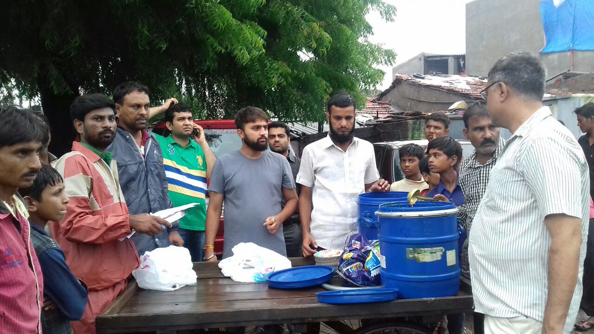CollectorSRN's tweet photo. #Surendranagar #GujaratFloods
Food distribution to evacuated persons @ Wadhwan. Donor: Zalawad Business Forum https://t.co/2EYqQ4tgVw