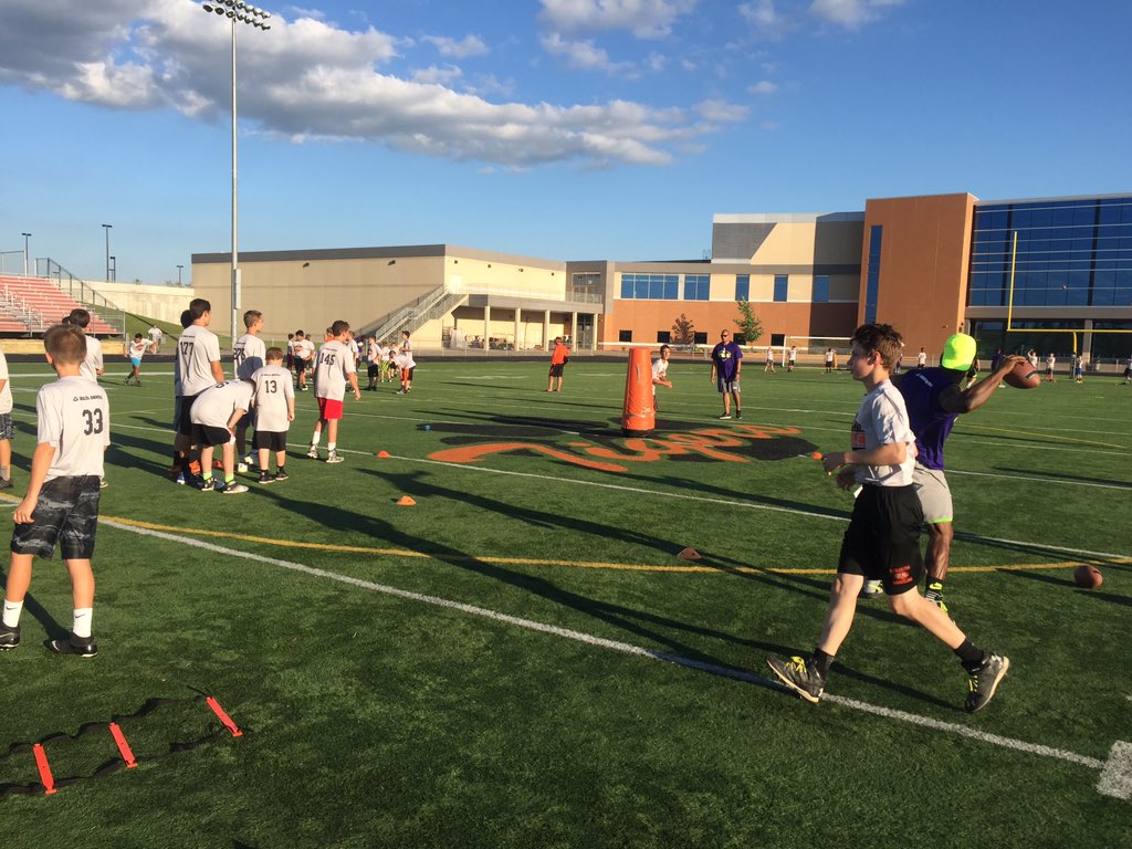 FHS_TigersFB's tweet photo. Great night for these players🏈💪👊7th &amp; 8th Grade Youth Football Combine #tigerpride #tigerfuture @BIGTeamCombine #teamadidas https://t.co/7GYkvdtajU
