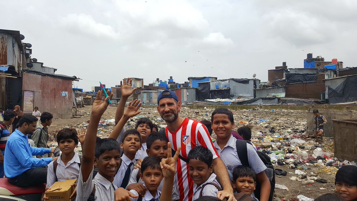 pericoherraiz's tweet photo. Ayer visitamos casas de los niños q entrenamos. Qué respeto debemos tenerles cada día. Y cto nos enseñan! #FootballisLife @cooperacion. https://t.co/ol8I6CGqF2