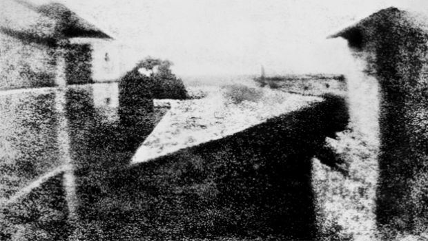 Oftic_esp's tweet photo. ¿Cuál fue la primera #fotografia ? Hace 191 años  que se tomo... 📸 https://t.co/SQMCOJK4c4  @muyinteresante #diainternacionaldelafotografia https://t.co/BCEUJFOZmp