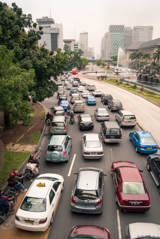 CovUni_Business's tweet photo. Prof Andrew Parkes (from @CovUni_CMT) gives his expert view on proposed petrol &amp; diesel car sales ban (@guardian): https://t.co/MqPgQn2bja https://t.co/TD5bENozbl