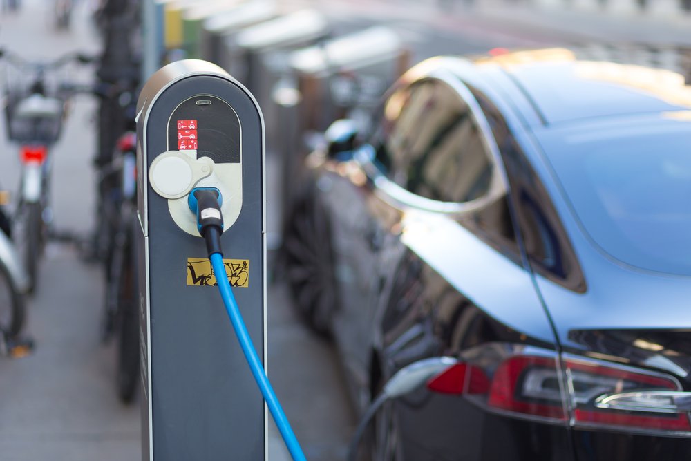 CovUni_Business's tweet photo. Prof Andrew Parkes (from @CovUni_CMT) gives his expert view on proposed petrol &amp; diesel car sales ban (@guardian): https://t.co/MqPgQn2bja https://t.co/TD5bENozbl