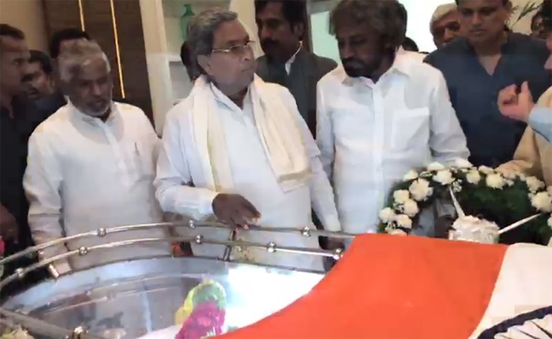 prajavani's tweet photo. ಧರ್ಮ ಸಿಂಗ್ ಅಂತಿಮ ದರ್ಶನ ಪಡೆದ ಸಿಎಂ ಸಿದ್ದರಾಮಯ್ಯ https://t.co/OF9P5EfOJA
#dharmasingh #karnatakachiefministers #cm #siddaramaiah #ಧರ್ಮಸಿಂಗ್ https://t.co/JiDovRXNUK