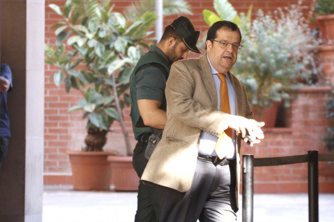 CataloniaIntl's tweet photo. Spanish police 'violating rights' of government officials in interrogations, Catalan executive warns https://t.co/i0PZ4Zsgk9 @catalannews https://t.co/dQT2efg7ol