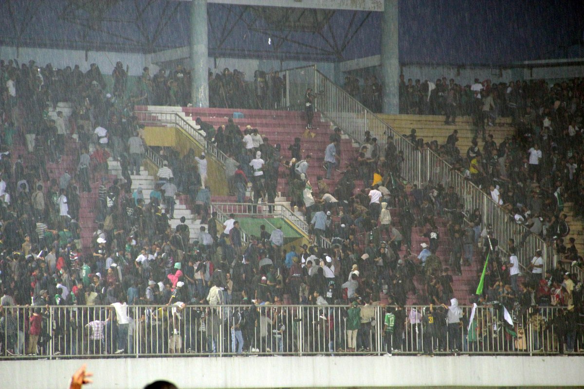 Harian_Jogja's tweet photo. Suporter PSS Sleman Dilarang Masuk Jawa Tengah https://t.co/R6bhMvkQR2 https://t.co/5t0gxKWfiK