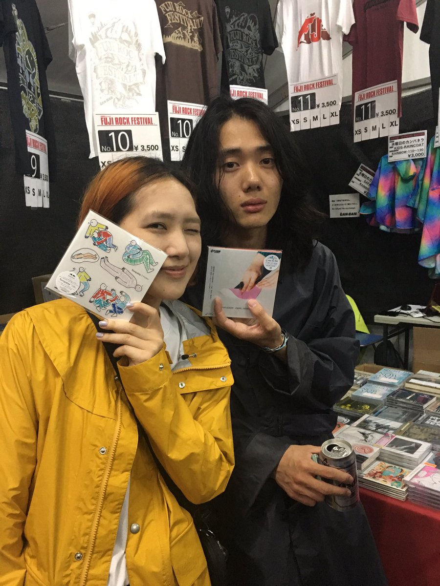Tempalay No Twitter フジロック前夜祭にtempalayも到着 オフィシャルストアにてep 5曲 買えますよ テンパレイtシャツも販売中です 写真はエイミーとセイジュン フジロック17