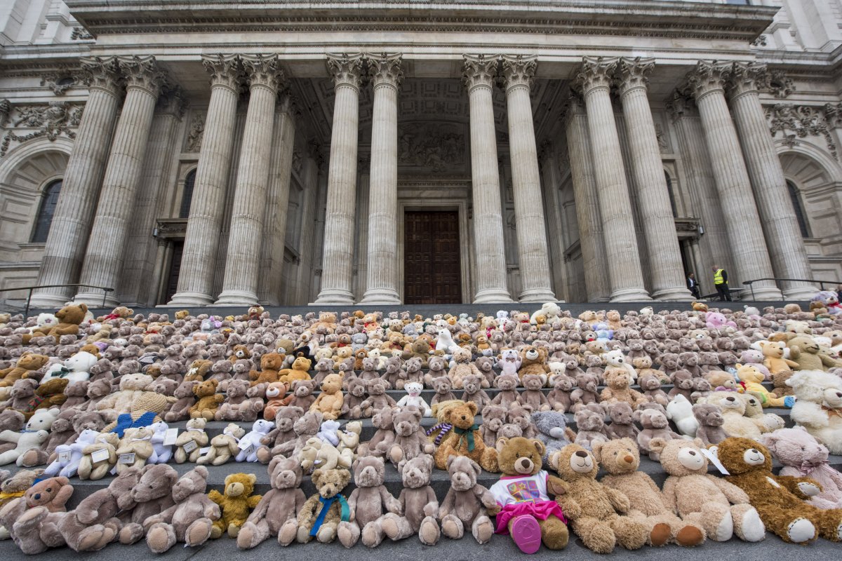 700 child refugees from South Sudan every week: 700 World Vision bears on St Paul's stairs #BearsOnStairs christiantoday.com/article/700.ch…